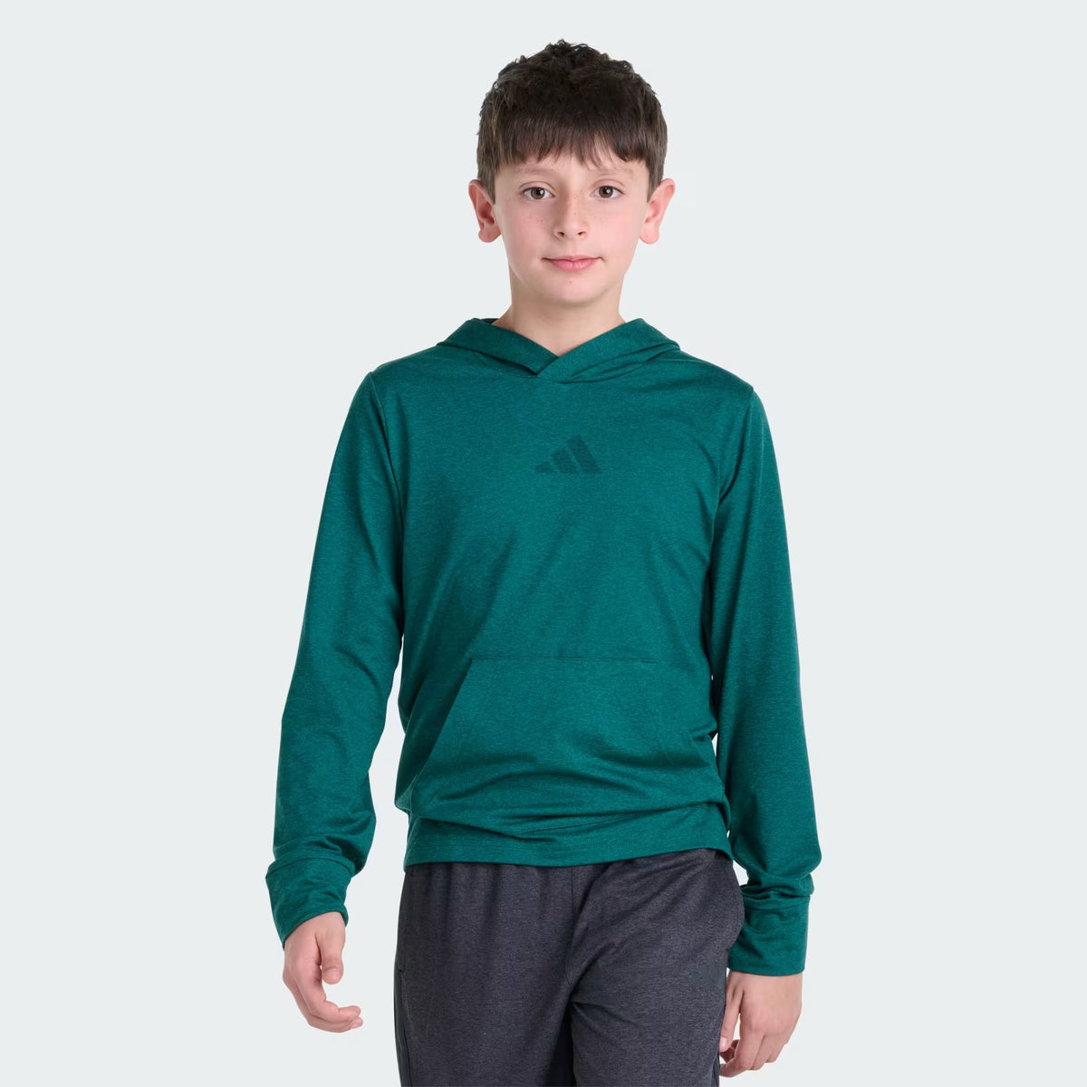 Chandail à capuchon Adidas All Sport Poly pour garçons, vert, vu de face avec poche kangourou et logo Adidas
