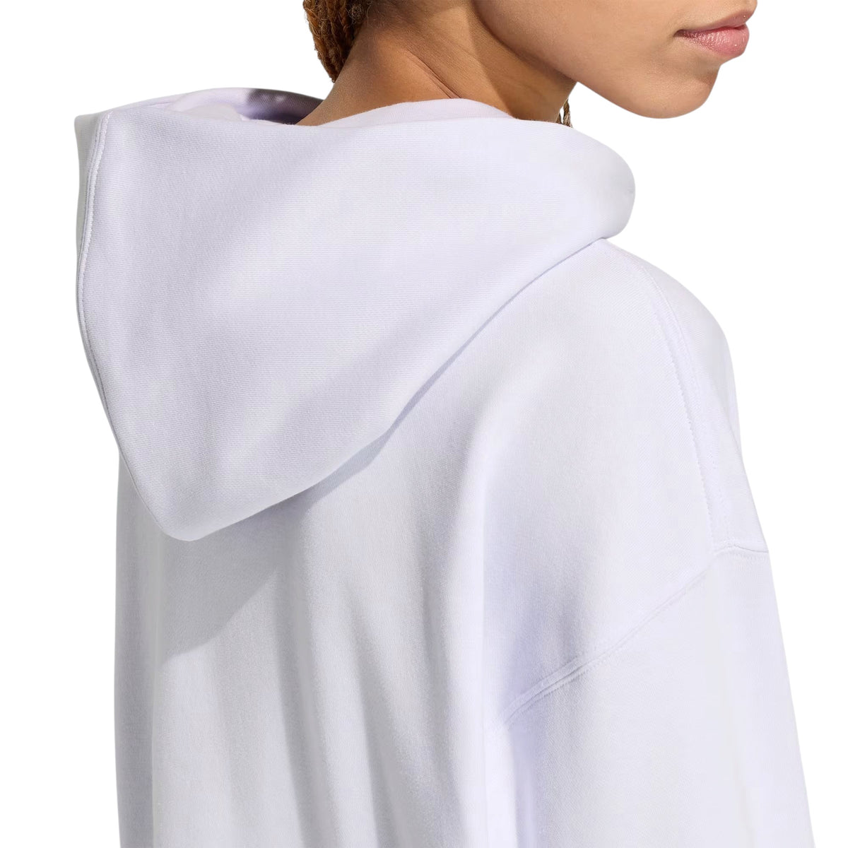 Détail du capuchon du chandail Adidas ALL SZN Fleece Loose pour femmes, vue de côté