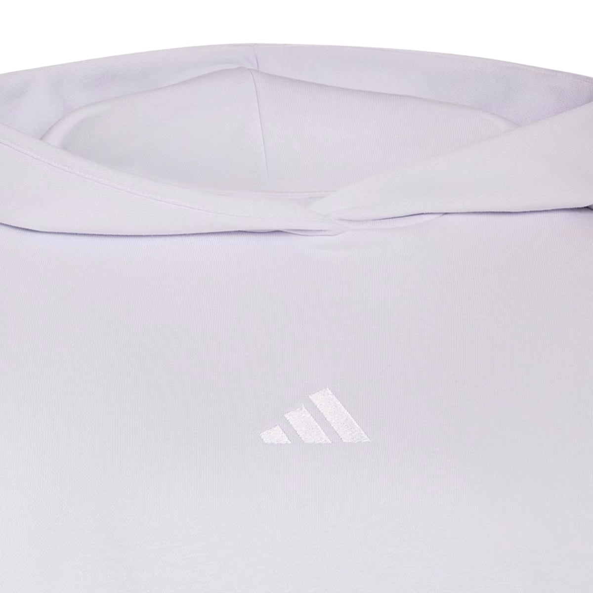 Détail du logo Adidas brodé sur le chandail à capuchon ALL SZN Fleece Loose pour femmes