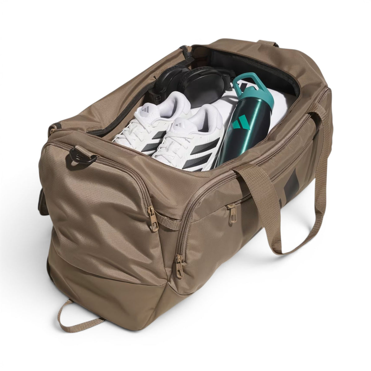 Sac de sport Defender 5 Medium d'Adidas, kaki, ouvert, avec chaussures et bouteille