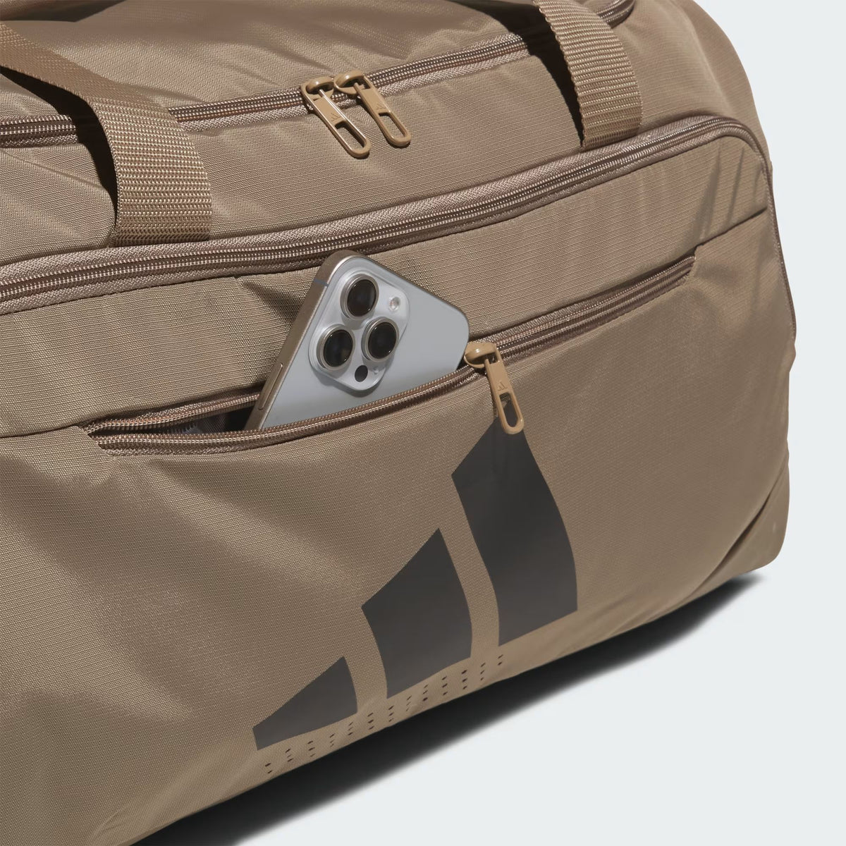 Sac de sport Defender 5 Medium d'Adidas, kaki, détail de la poche avant zippée