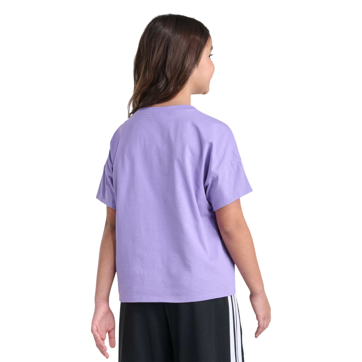 Dos du T-shirt Adidas lilas à épaules tombantes pour filles, porté par une fille de profil