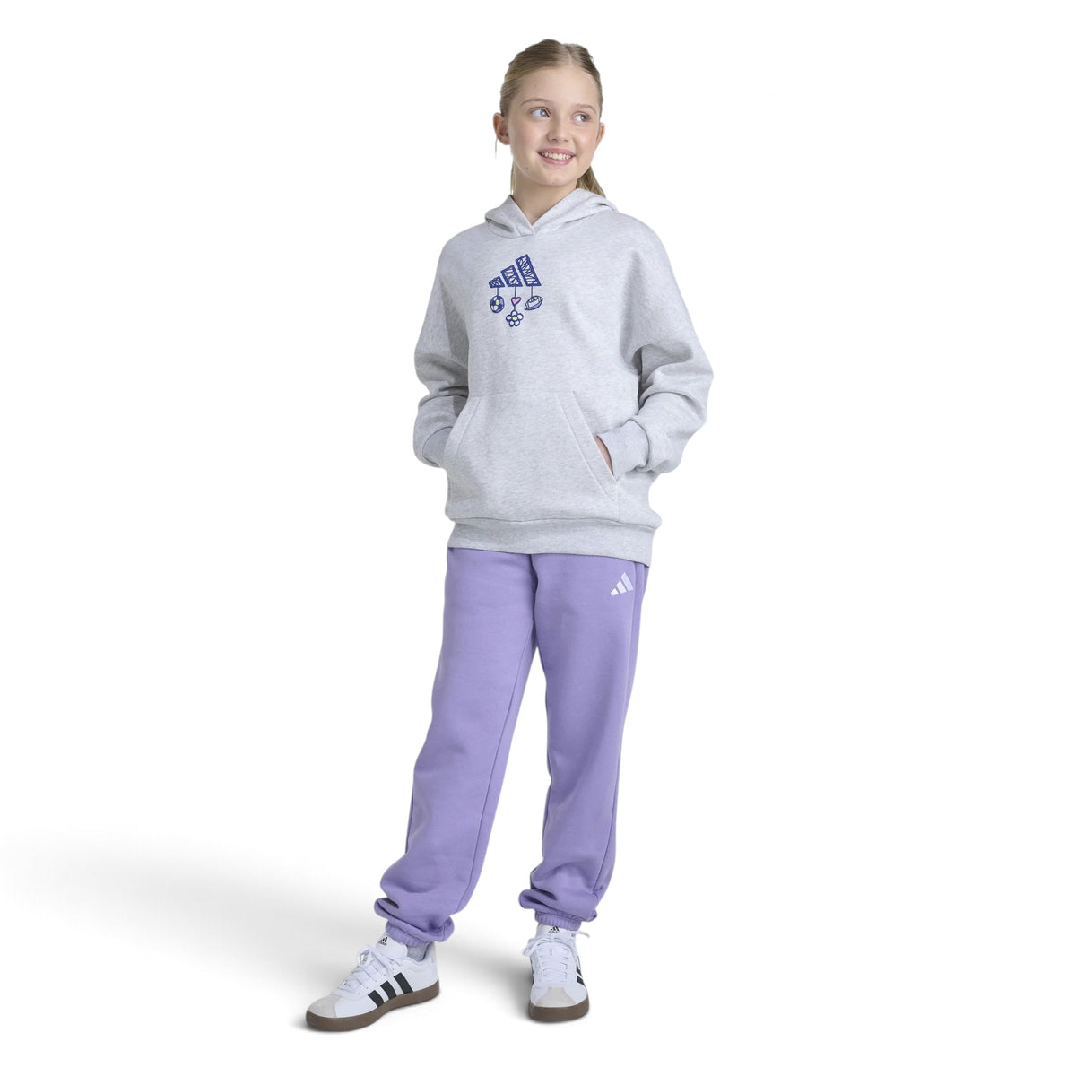 Pantalon Adidas Minimal Logo Loose Jogger pour filles, violet, porté avec chandail gris