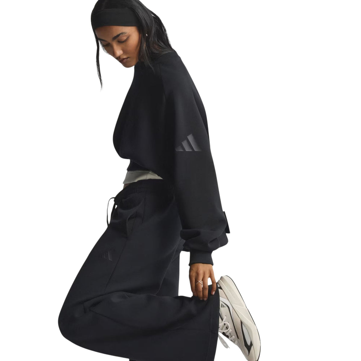 Pantalon Adidas Soft Lux Straight Leg pour femmes, noir, vue de côté en mouvement