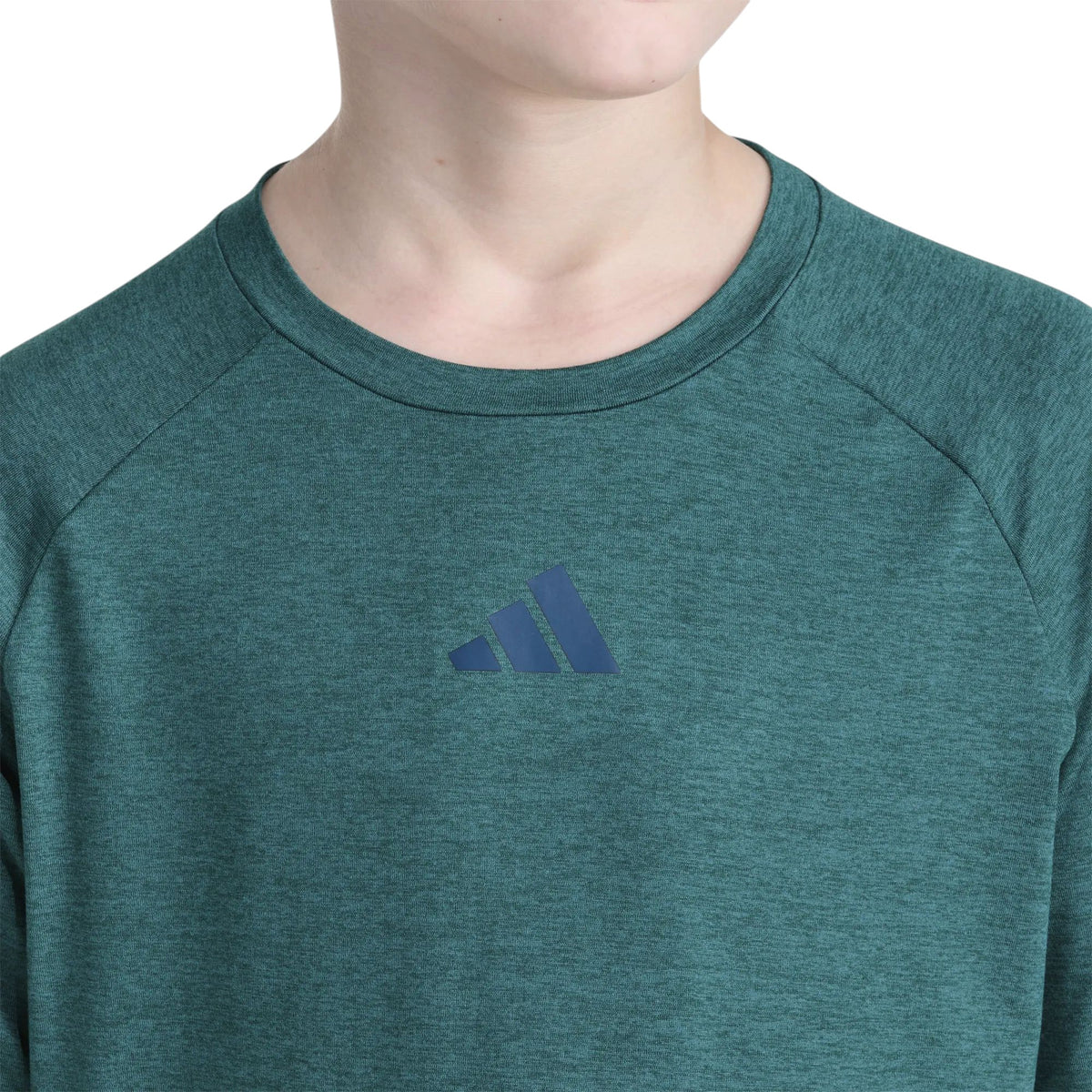 T-shirt Adidas Raglan Mélange vert pour garçons, détail du col rond et du logo adidas