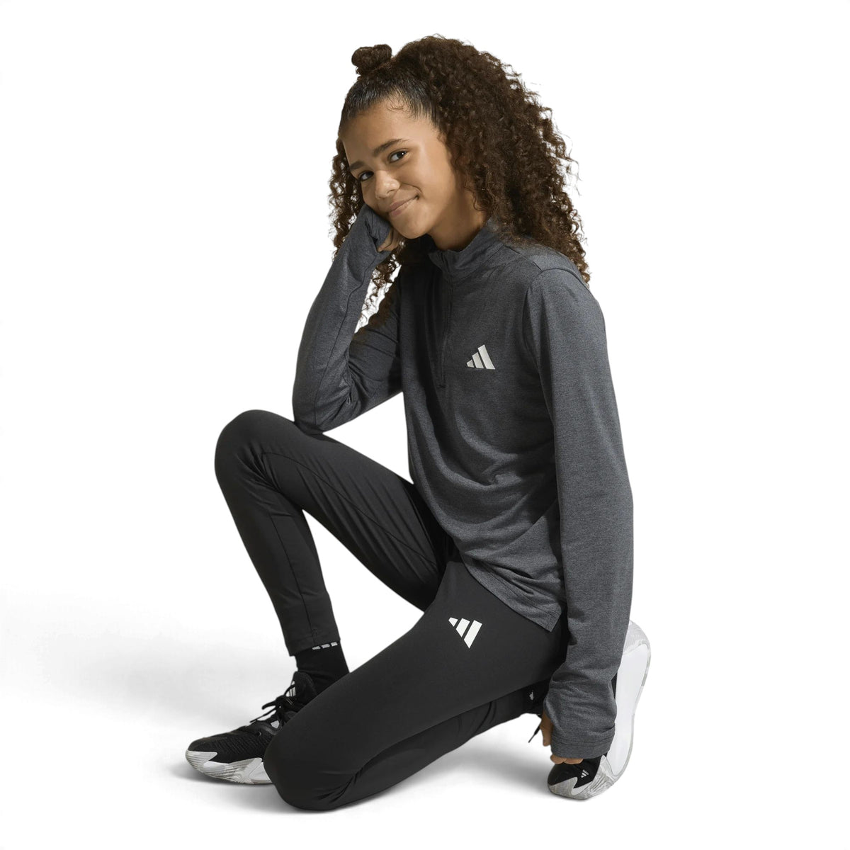Legging Adidas Train Essentials noir pour filles porté avec un chandail, vue de côté