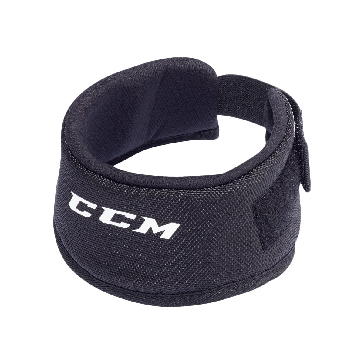 Protège-cou de hockey CCM 600 pour adultes, noir, vue de trois quarts avec logo CCM et bande autoagrippante