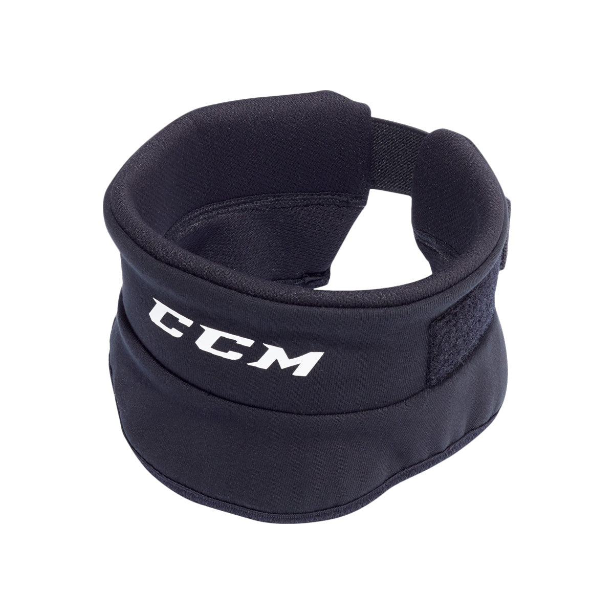 Protège-cou de hockey CCM 900 pour juniors, noir, vue de trois quarts avec logo CCM et bande autoagrippante