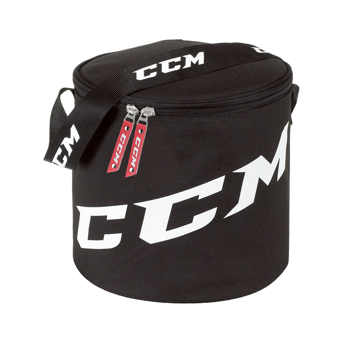 Sac à rondelles CCM Puck Bag 10'' noir, vue de trois quarts avec logo CCM, fermeture éclair et bandoulière