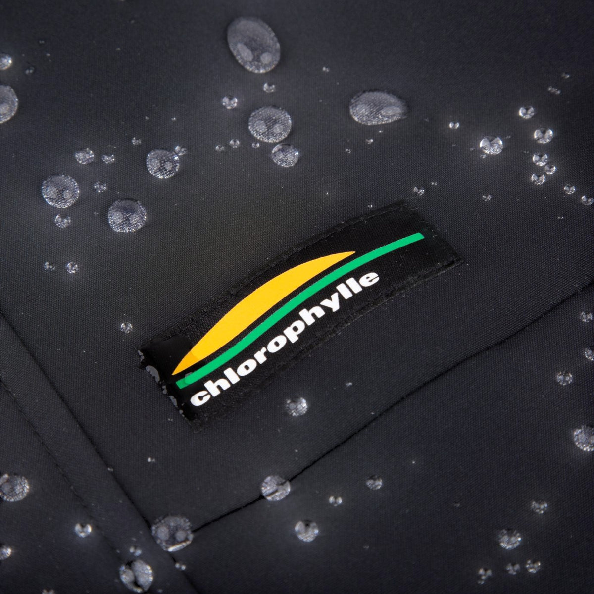 Étiquette Chlorophylle et gouttes d'eau sur le tissu du manteau d'hiver NORDIC pour garçons, détail