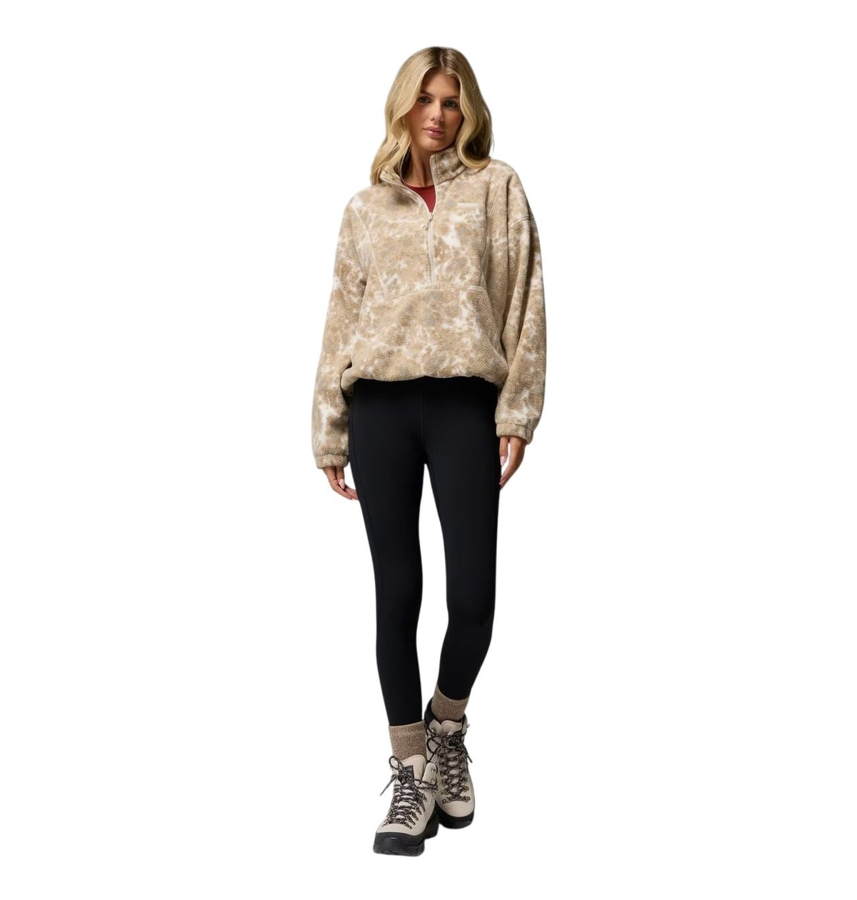 Femme portant le chandail polar Columbia Timber Meadow beige à motif avec legging noir, vue d'ensemble de face