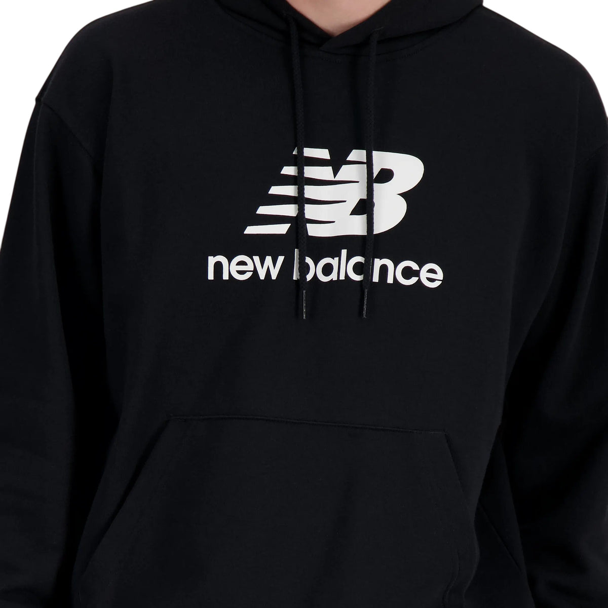 Gros plan du logo New Balance imprimé sur le coton ouaté à capuchon noir pour hommes