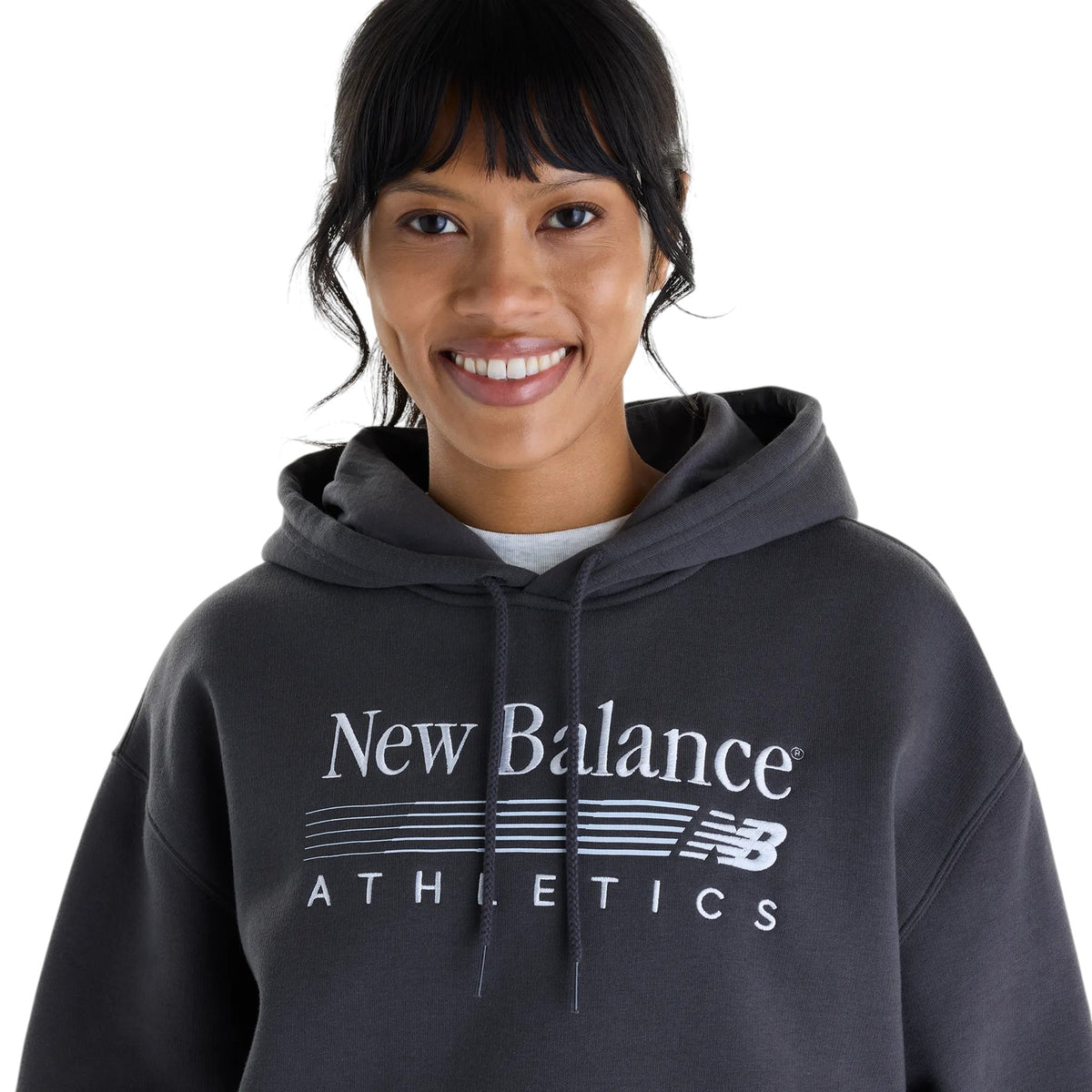 Gros plan du capuchon, du cordon et du logo New Balance Athletics du coton ouaté Trackside pour femmes