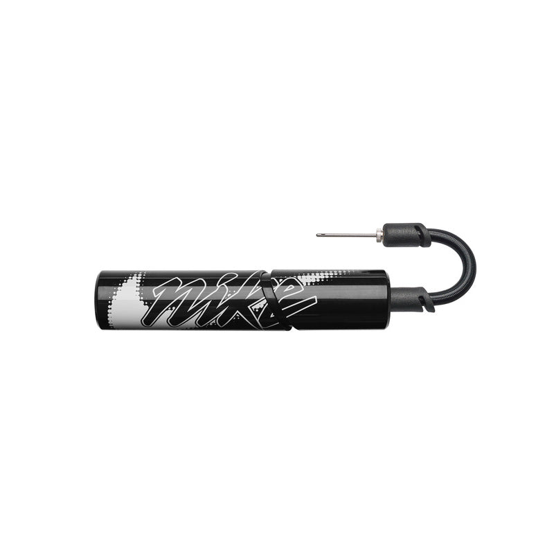Pompe à ballon Nike Essential noire avec tuyau attaché et aiguille de gonflage, vue de profil