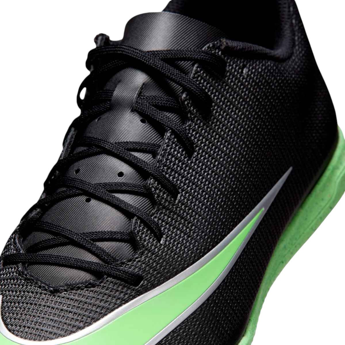 Détail des lacets et de l'empeigne du soulier de futsal Nike Mercurial Vapor 17 Club pour hommes, noir et vert