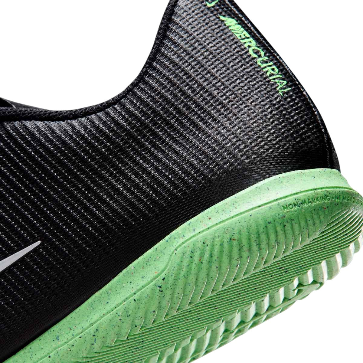 Détail du talon et de la semelle du soulier de futsal Nike Mercurial Vapor 17 Club pour hommes, noir et vert