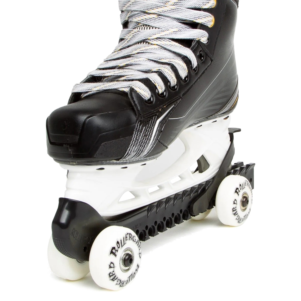 Protège-lame à roulettes Sidelines Sports pour adultes, noir, monté sous un patin de hockey, vue de côté avec les roues