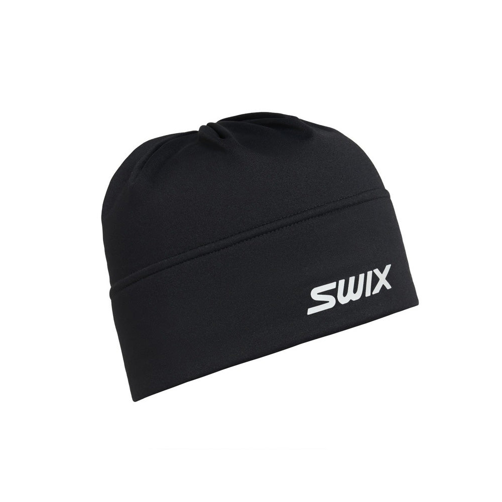 Tuque de ski de fond Tista Beanie Swix pour adultes noire, vue de trois quarts avec logo Swix