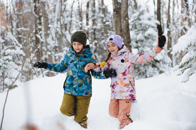 Préparer les enfants du primaire pour l’hiver : vêtements et accessoires essentiels