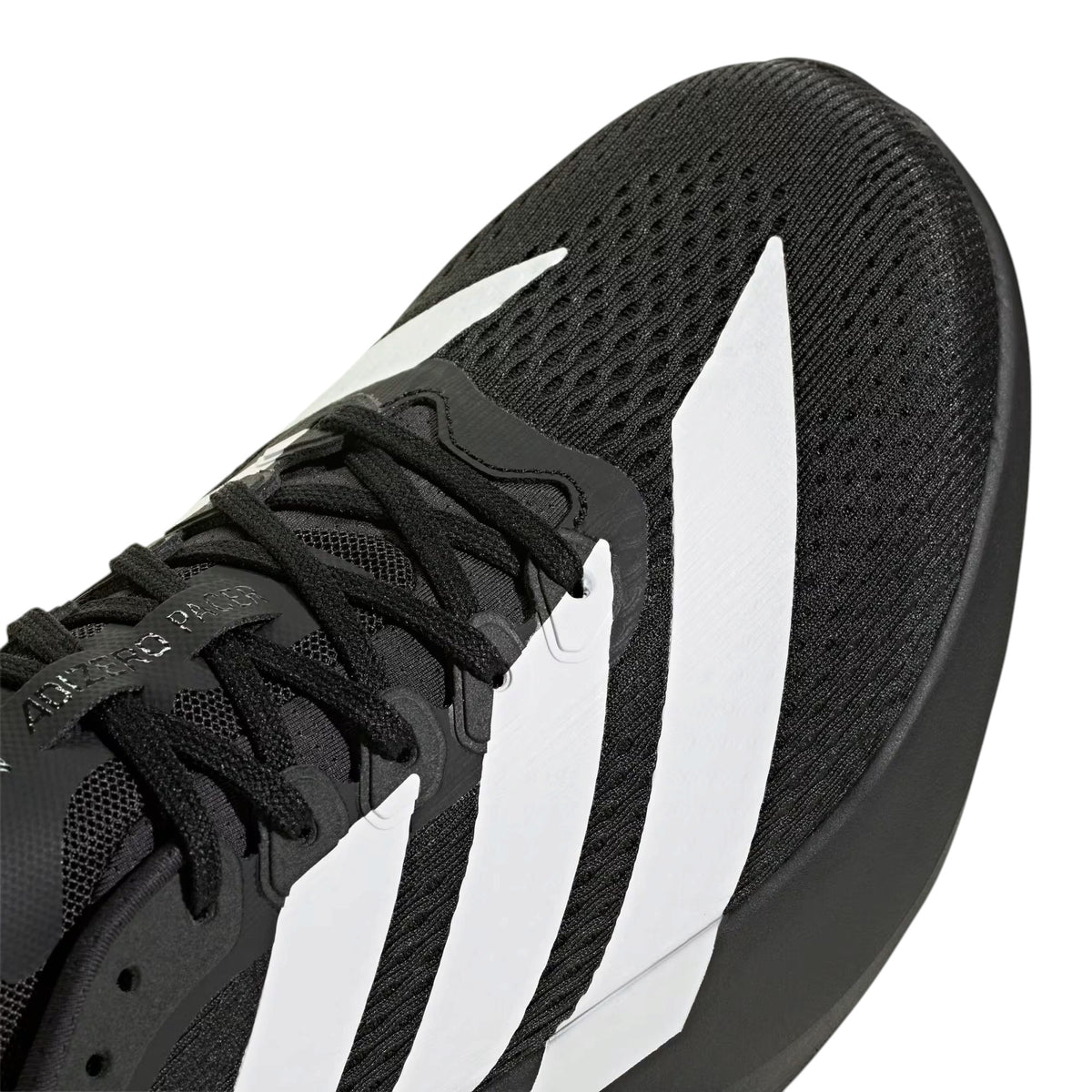 Détail de la tige et des lacets du soulier de course Adidas Adizero Pacer pour hommes, blanc et noir
