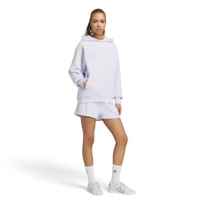 Chandail à capuchon Adidas ALL SZN Fleece Loose pour femmes, porté en pied avec short