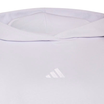 Détail du logo Adidas brodé sur le chandail à capuchon ALL SZN Fleece Loose pour femmes