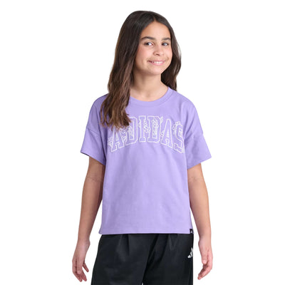 T-shirt Adidas pour filles à épaules tombantes, lilas, logo Adidas floral, vu de face porté par une fille