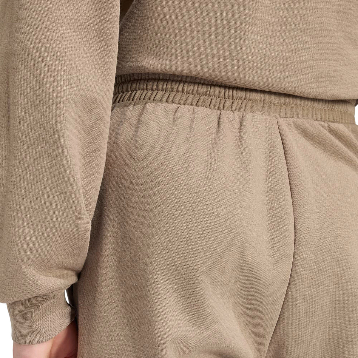 Détail de la taille élastique du pantalon Adidas Feelcozy Fleece pour hommes, kaki