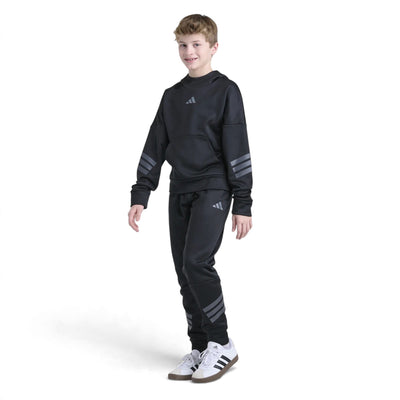 Pantalon jogger Adidas Future Icons noir pour garçons porté avec un chandail, vue de face