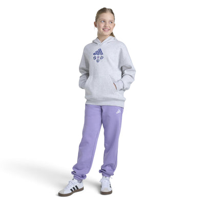 Pantalon Adidas Minimal Logo Loose Jogger pour filles, violet, porté avec chandail gris