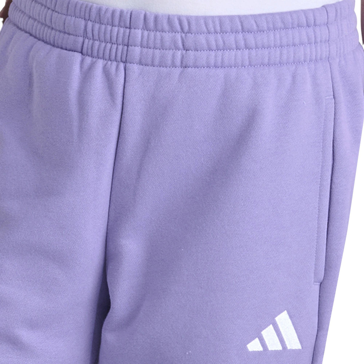 Détail de la taille élastique et du logo du pantalon Adidas Loose Jogger pour filles, violet