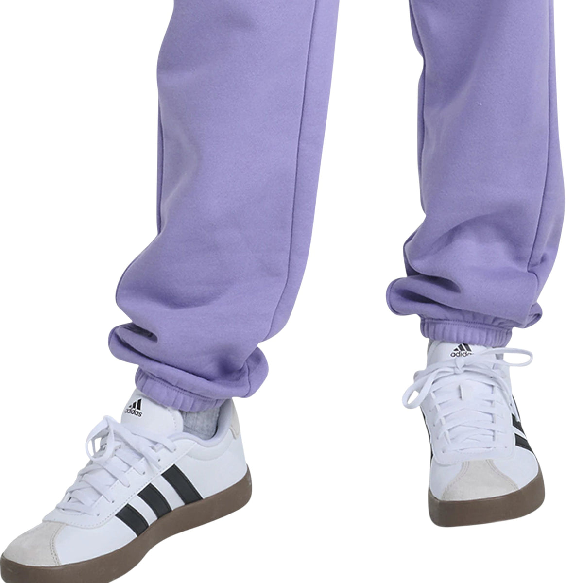 Détail des poignets côtelés du pantalon Adidas Minimal Logo Loose Jogger pour filles, violet
