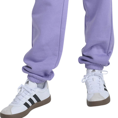 Détail des poignets côtelés du pantalon Adidas Minimal Logo Loose Jogger pour filles, violet