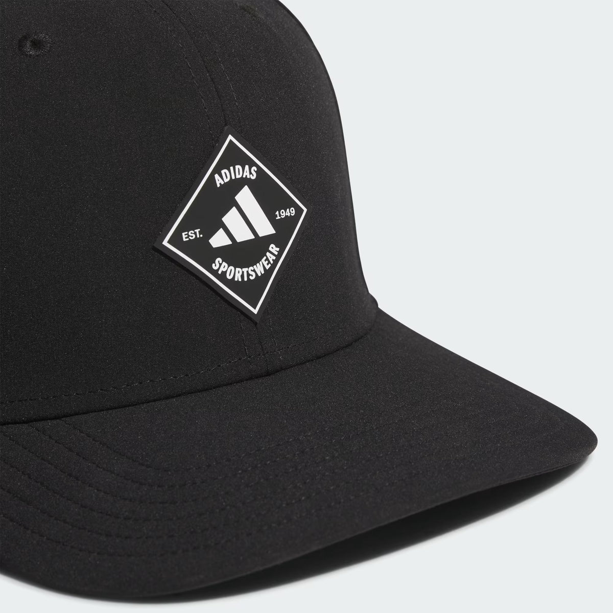 Casquette Adidas Quick Dry Snapback noire pour hommes, vue de face avec l'écusson losange adidas