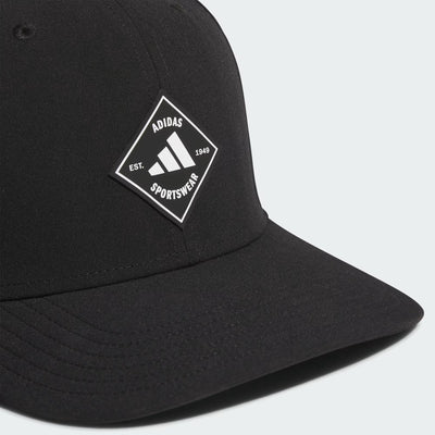 Casquette Adidas Quick Dry Snapback noire pour hommes, vue de face avec l'écusson losange adidas