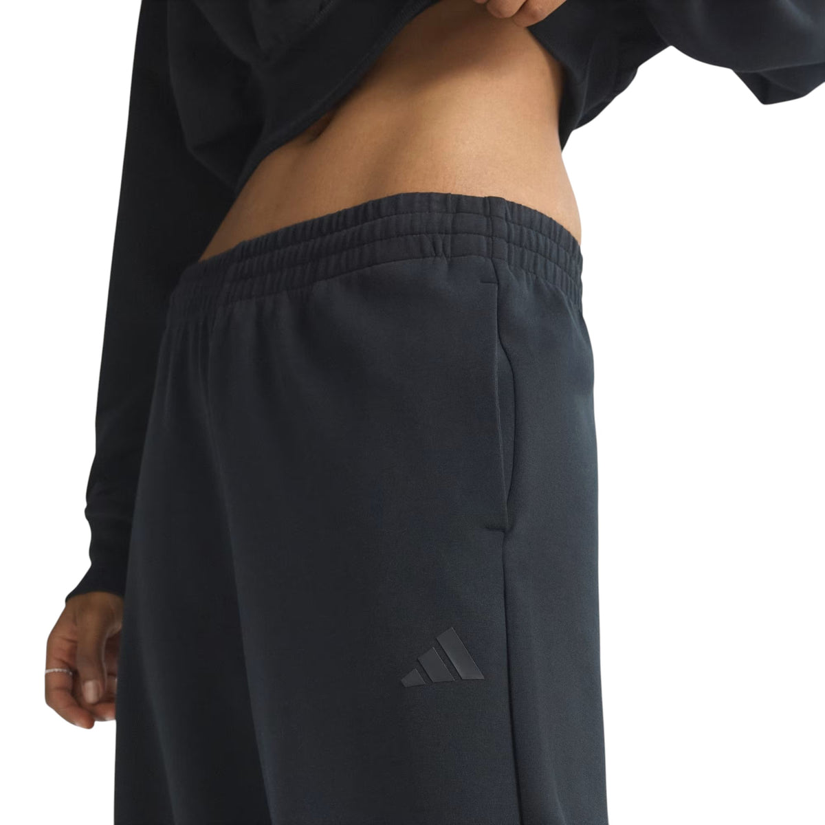 Détail de la taille élastique et du logo du pantalon Adidas Soft Lux pour femmes, noir