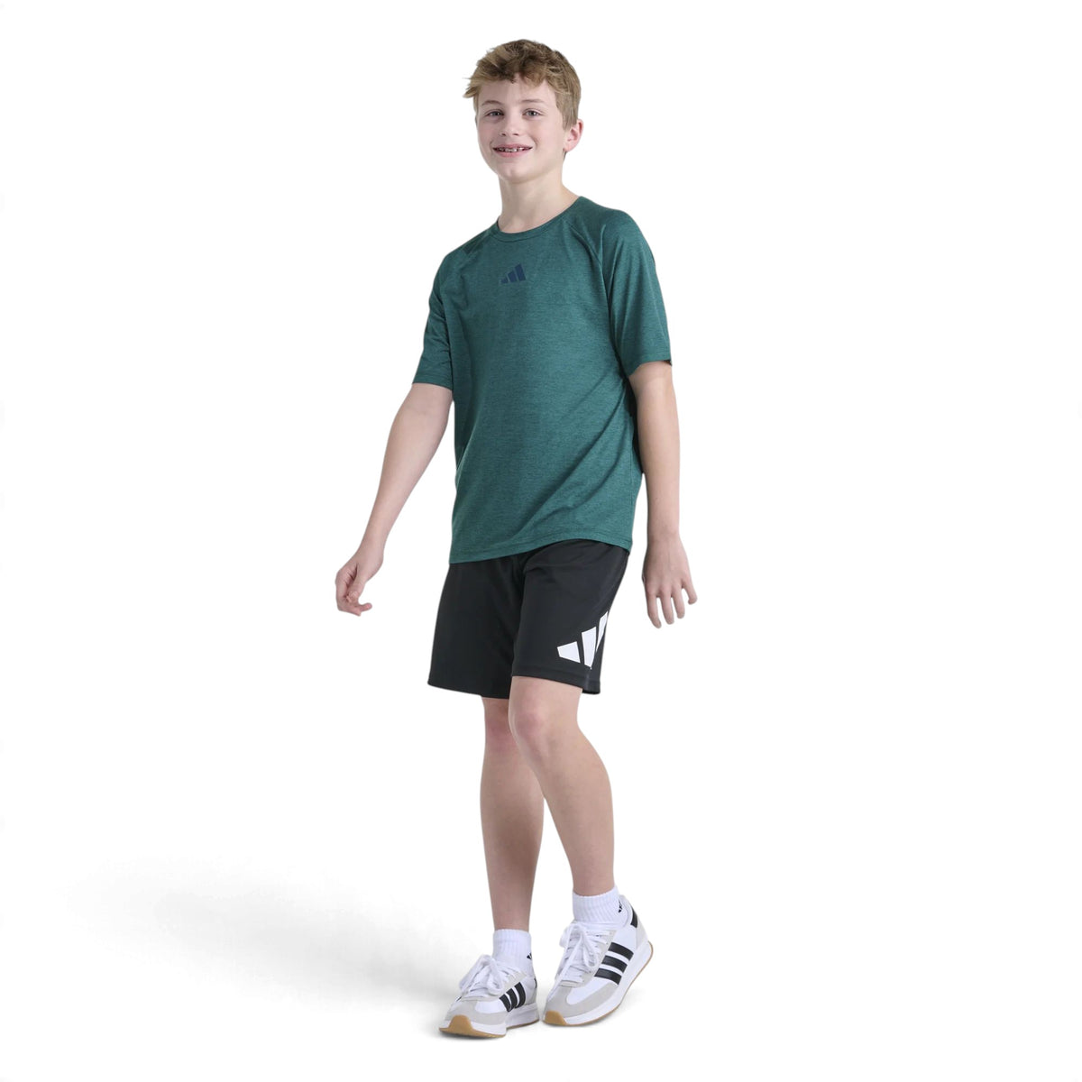 T-shirt Adidas Raglan Mélange vert pour garçons porté en pied avec un short, vue de face