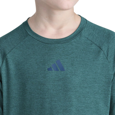 T-shirt Adidas Raglan Mélange vert pour garçons, détail du col rond et du logo adidas