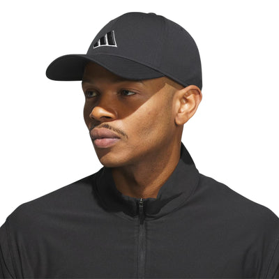 Casquette Adidas Stadium Pro Strapback noire portée par un homme, vue en angle