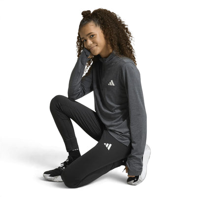Legging Adidas Train Essentials noir pour filles porté avec un chandail, vue de côté