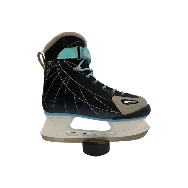 Patin à glace Berio Classe S-936 pour femmes, noir à détails turquoise, avec lacets, vue de côté de la botte et de la lame
