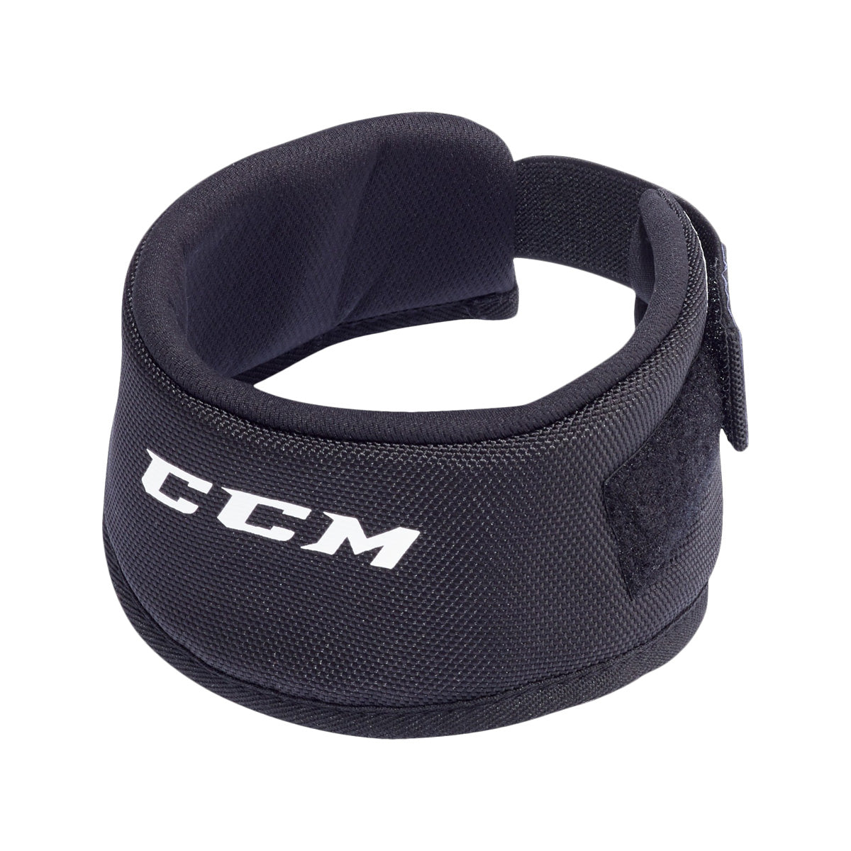 Protège-cou de hockey CCM 600 pour juniors, noir, vue de trois quarts avec logo CCM et bande autoagrippante