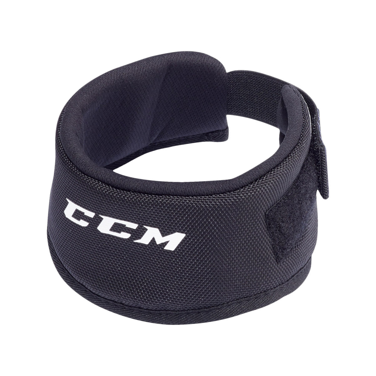 Protège-cou de hockey CCM 600 pour enfants, noir, vue de trois quarts avec logo CCM et bande autoagrippante