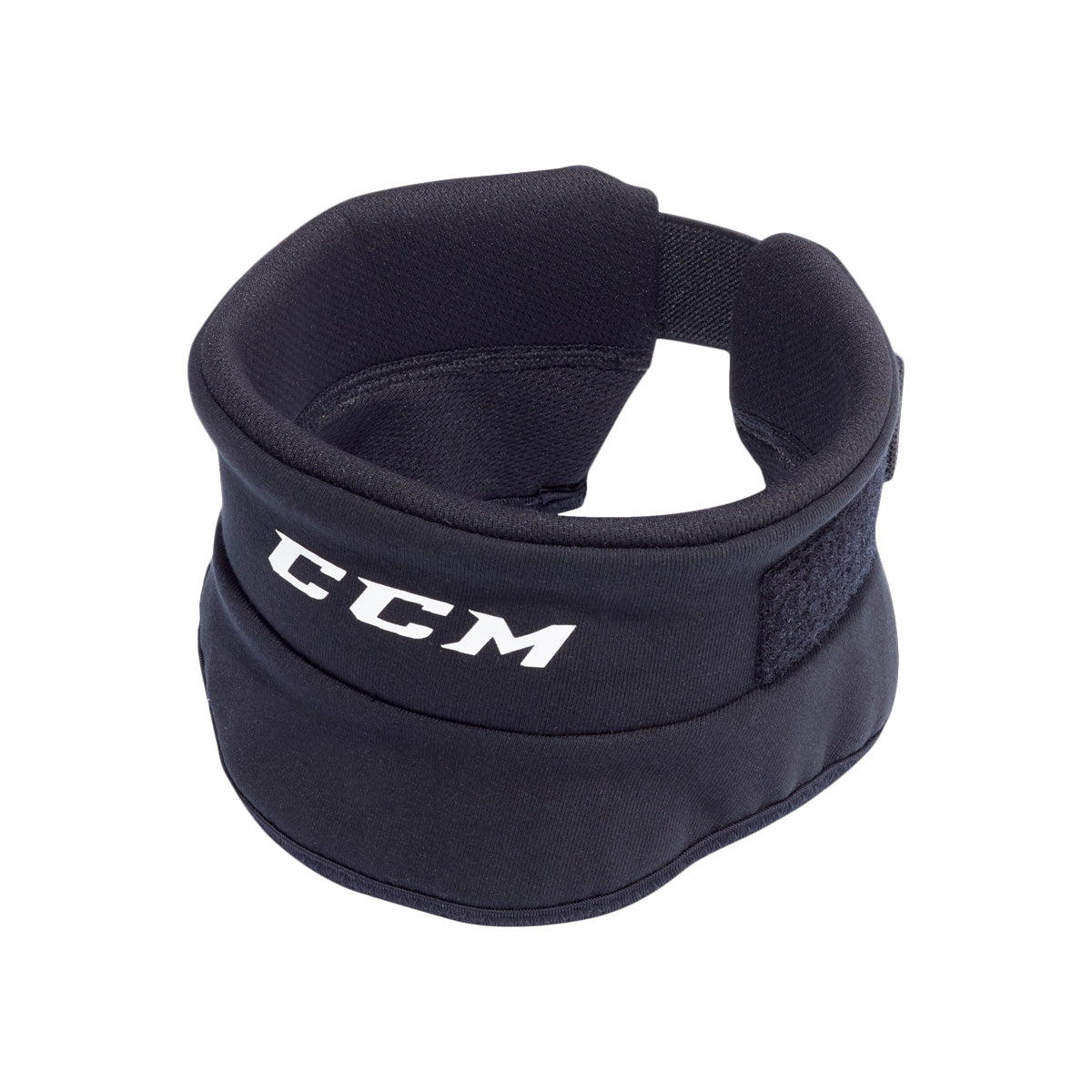Protège-cou de hockey CCM 900 pour adultes, noir, vue de trois quarts avec logo CCM et bande autoagrippante