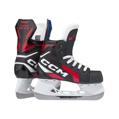 Paire de patins de hockey CCM NEXT24 noirs pour petits enfants, vue de côté avec languette et talon visibles