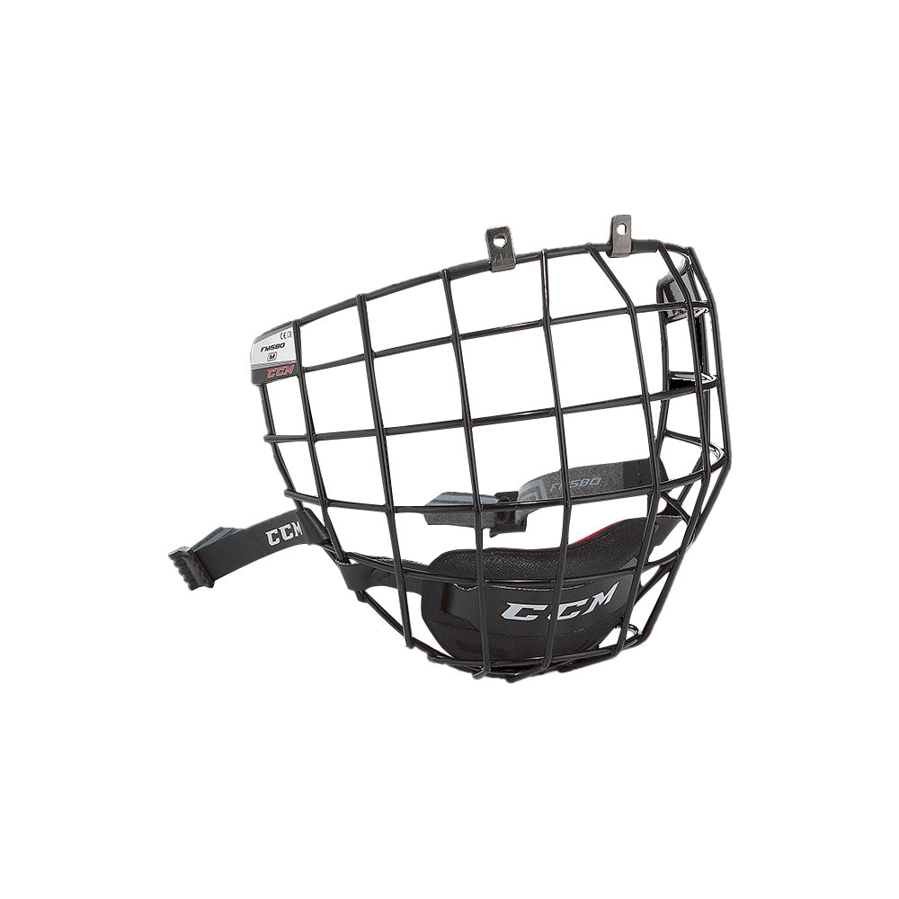 Grille de hockey CCM FM580 pour adultes, noire, vue de trois quarts avec mentonnière et sangles