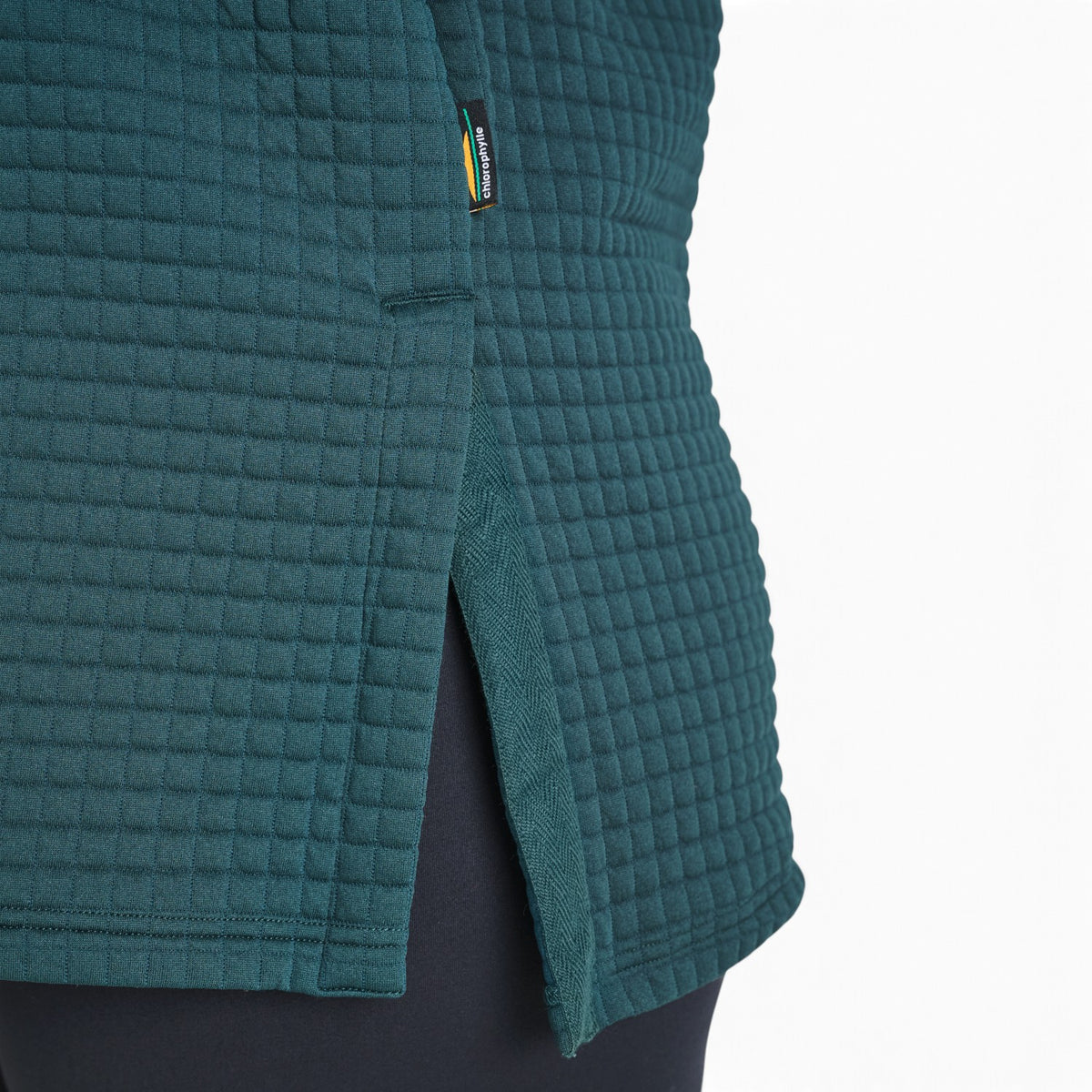 Détail du jacquard texturé et de la fente latérale du chandail tunique Chlorophylle KELLAS pour femmes
