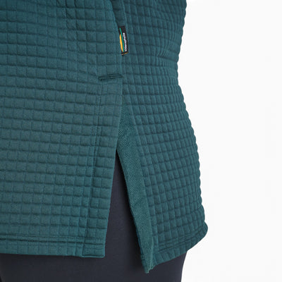 Détail du jacquard texturé et de la fente latérale du chandail tunique Chlorophylle KELLAS pour femmes
