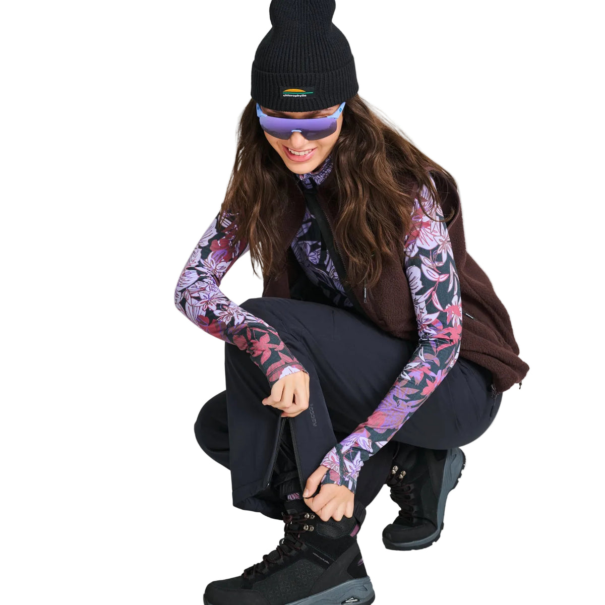 Pantalon de ski Monrovia de Chlorophylle pour femmes, noir, porté en position accroupie