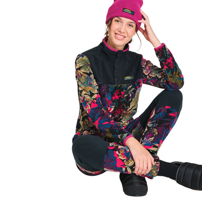 Pantalon polaire Chlorophylle PÉLICAN pour femmes, porté assis avec un haut polaire assorti et une tuque